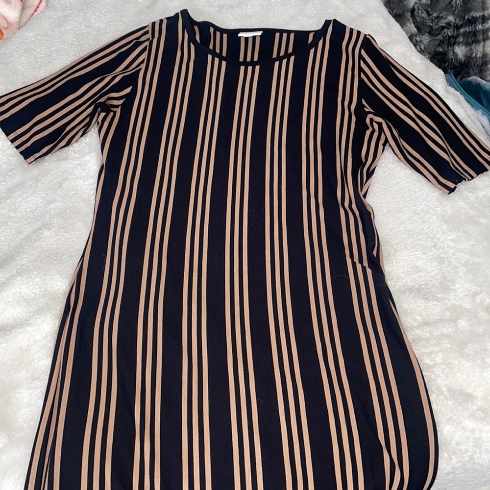 knee length, longer sleeve, tight fitting but comfortable !